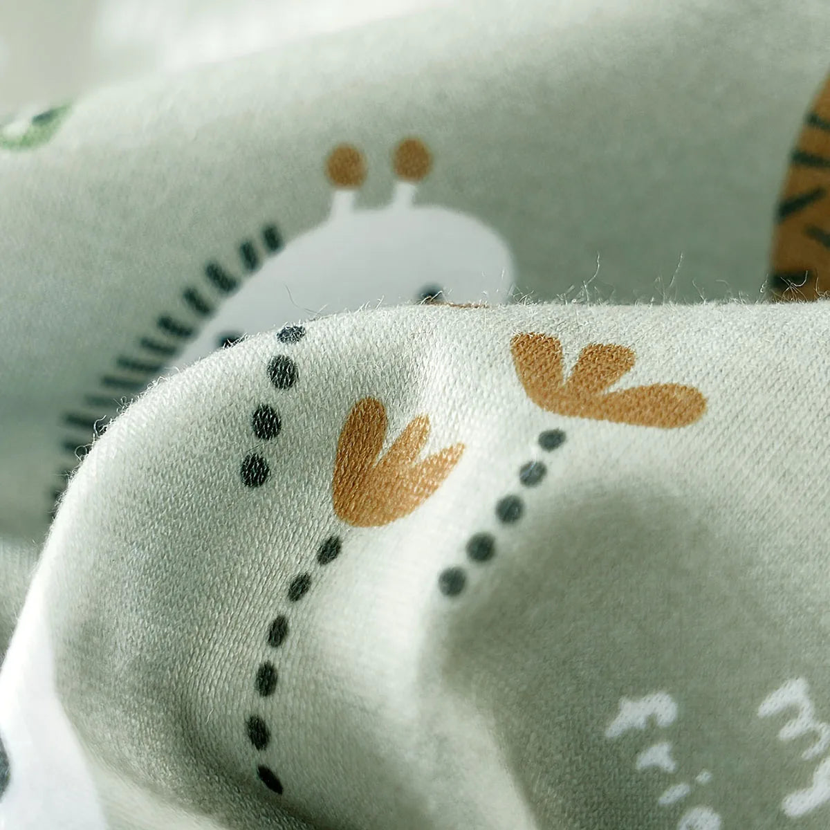 🦁 Infant Zoo Animal Print Romper – Faux 2-Piece Short Sleeve Baby Bodysuit | بادي سوت أطفال رضّع بطبعة حيوانات – قطعة واحدة بأكمام قصيرة بتصميم يشبه الطقم الثنائي