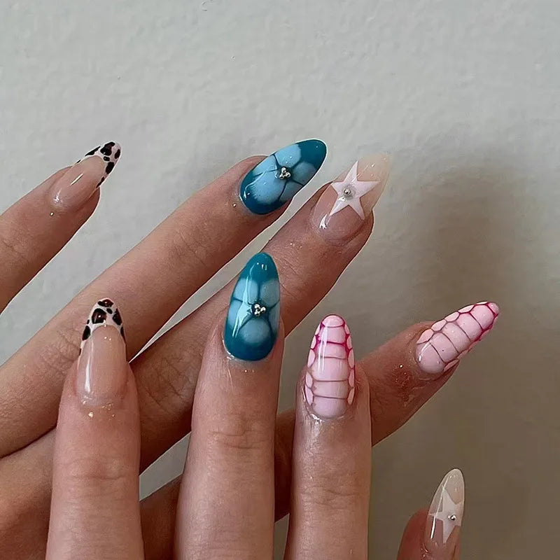 24 قطعة أظافر صناعية بشكل لوزي مع لاصق وديكور فضي – 24Pcs Almond Shape Fake Nails with Glue & Silver Bow Design