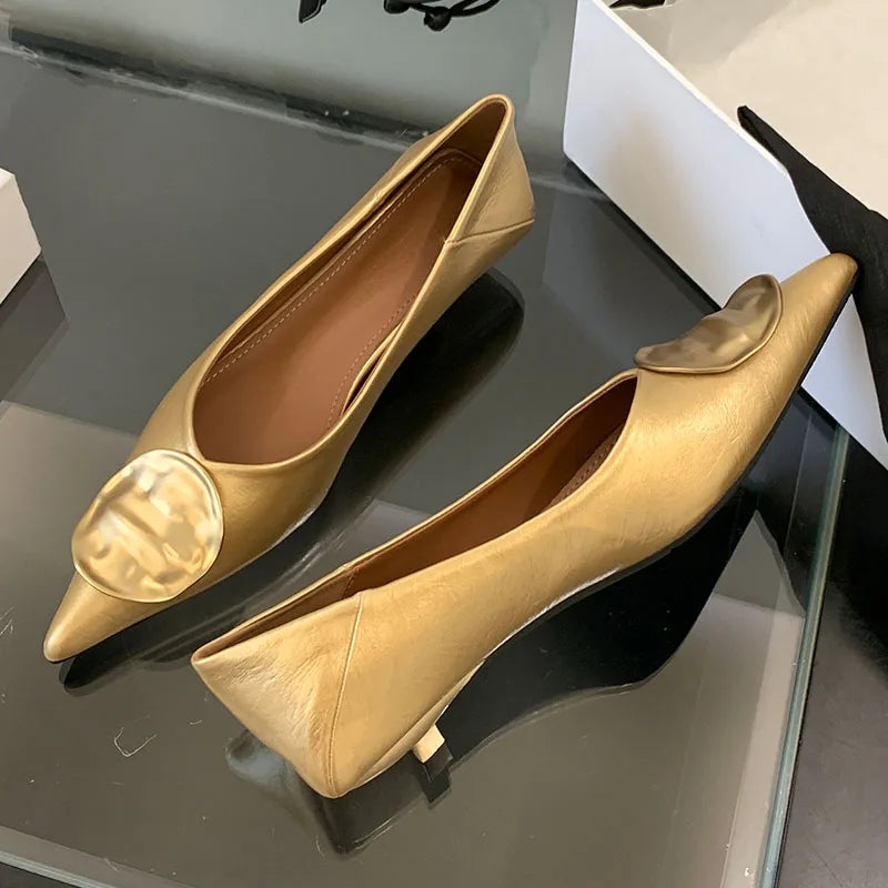 Women’s Low Heel Pointed-Toe Slip-On Shoes – Elegant Metal Accent Fashion Footwear for Spring & Summer | حذاء نسائي سهل الارتداء بكعب منخفض وطرف مدبب – تصميم أنيق بلمسة معدنية لصيف وربيع أنيق