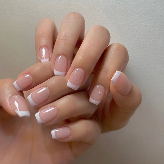 ✨ 24pcs Short Square Press-On Nails – White French Tips with Heart Design 🔷 طقم 24 ظفر صناعي قصير مربع – تصميم قلب أبيض وأطراف فرنسية للعروس