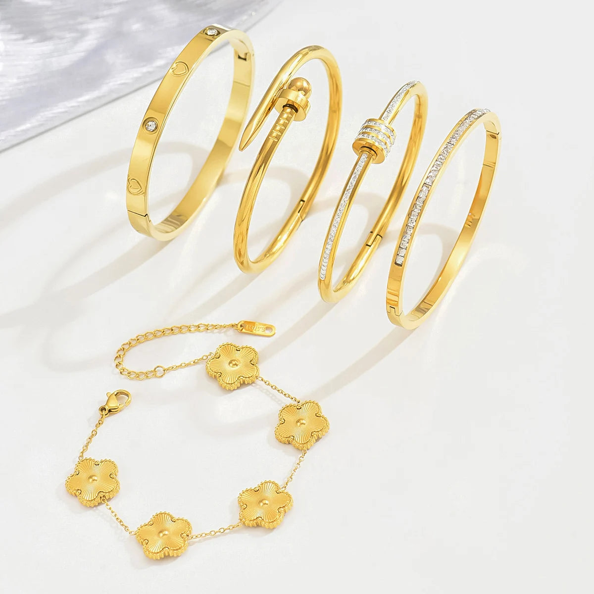 UILZ Stainless Steel Lucky Four-Leaf Clover Bracelet – Fashion Gold Nail Bangle for Women | سوار نسائي فاخر من الفولاذ المقاوم للصدأ بتصميم مشبك وحظ البرسيم – من UILZ بتصميم عصري ذهبي