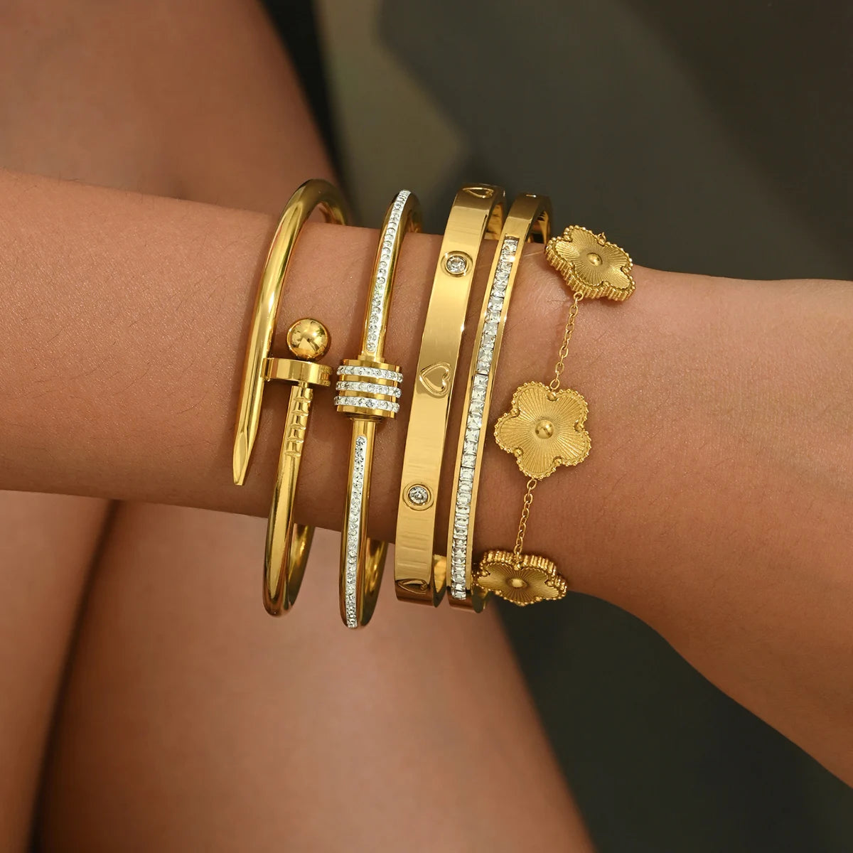 UILZ Stainless Steel Lucky Four-Leaf Clover Bracelet – Fashion Gold Nail Bangle for Women | سوار نسائي فاخر من الفولاذ المقاوم للصدأ بتصميم مشبك وحظ البرسيم – من UILZ بتصميم عصري ذهبي