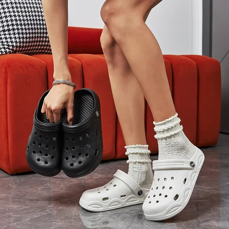 Unisex Summer Hole Sandals – Lightweight Waterproof Beach Clogs for Couples | صنادل صيفية مخرمة للرجال والنساء – خفيفة ومقاومة للماء مناسبة للأزواج على الشاطئ
