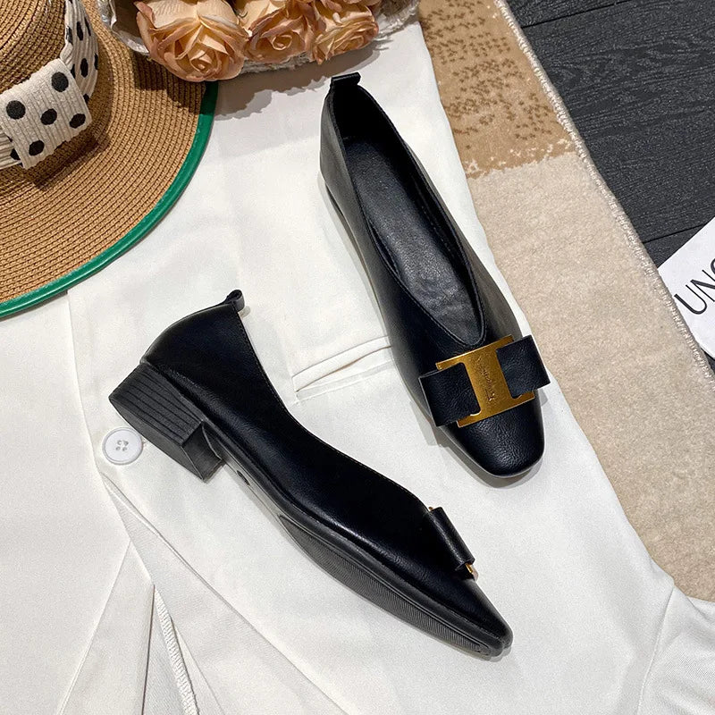 👞 Summer Women’s Low Heel Oxford Shoes – Square Toe, Metal Accent, Soft Leather | حذاء نسائي صيفي بكعب منخفض – مقدمة مربعة – جلد ناعم وزينة معدنية