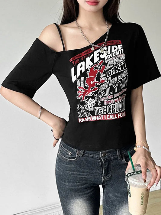 🖤 Gothic Y2K Off-Shoulder Crop Top | توب نسائي قصير بستايل قوثيك وY2K – تصميم مكشوف الكتفين ورسومات جريئة لعشاق الأسلوب البديل