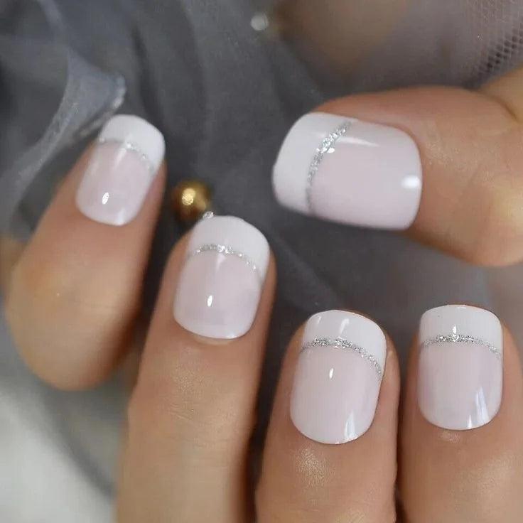 ✨ 24pcs Short Square Press-On Nails – White French Tips with Heart Design 🔷 طقم 24 ظفر صناعي قصير مربع – تصميم قلب أبيض وأطراف فرنسية للعروس