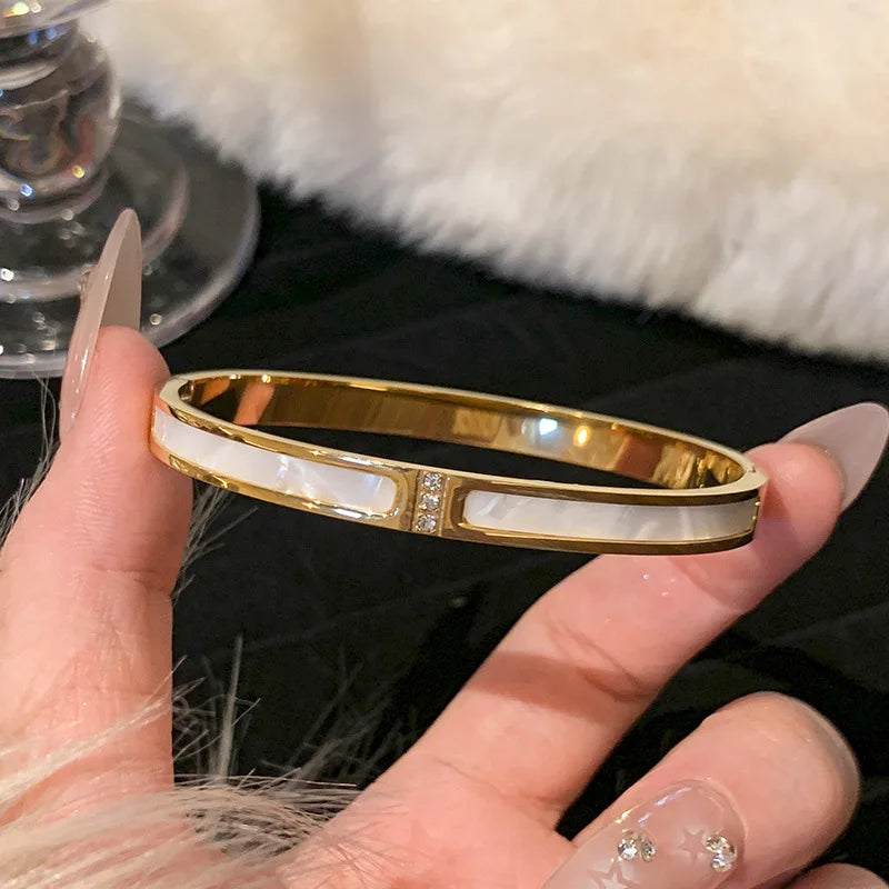 ✨ Gold-Plated Titanium Steel Bracelet with Inlaid Zircon 🔷 سوار من التيتانيوم ستيل مطلي بالذهب ومرصّع بالزركون – تصميم كلاسيكي بسيط للنساء