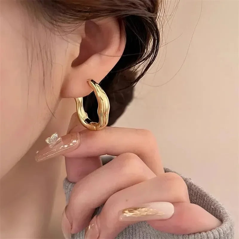 ✨ Gold & Silver Irregular Geometric Hoop Earrings 🔷 – Metallic Personalized Cool Party Jewelry for Women | حلق نسائي معدني هندسي غير منتظم باللونين الذهبي والفضي – إكسسوار عصري بسيط وأنيق للحفلات