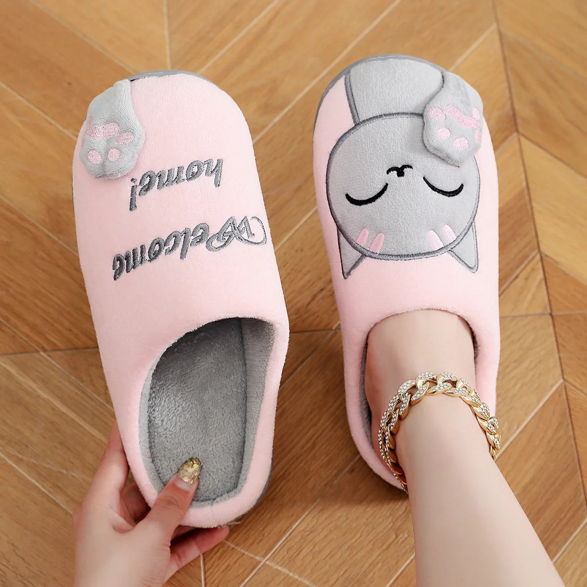 ✨ Winter Lucky Cat Cotton Slippers – Warm Thick Sole Indoor Shoes 🔷 شباشب قطنية شتوية بطبعة قطة الحظ – نعل سميك دافئ ومريح للمنزل للنساء