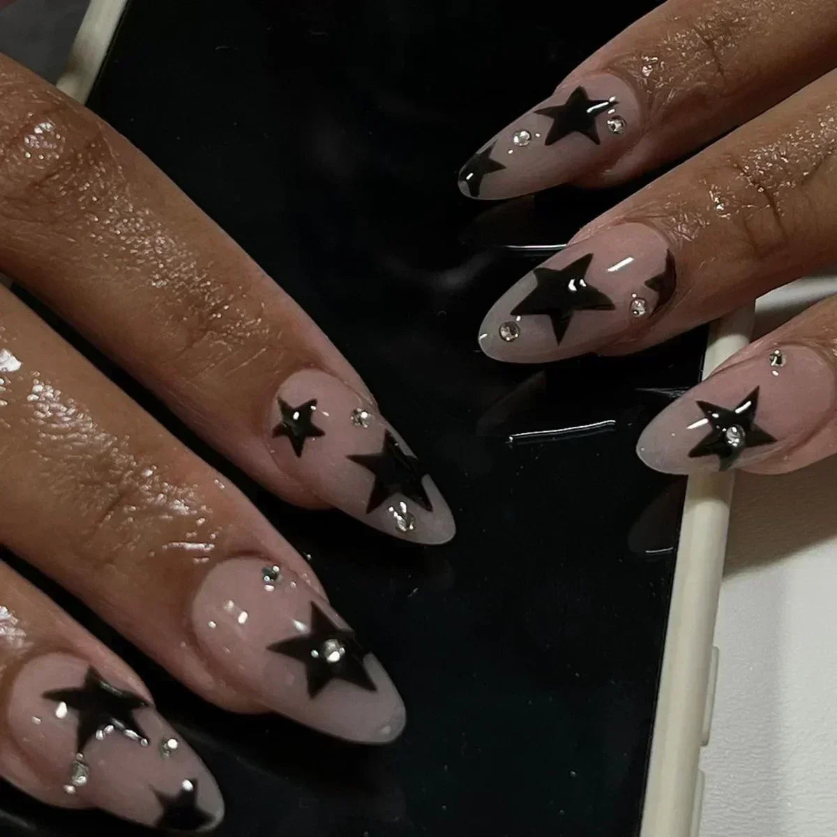 24 قطعة أظافر صناعية بشكل لوزي مع لاصق وديكور فضي – 24Pcs Almond Shape Fake Nails with Glue & Silver Bow Design