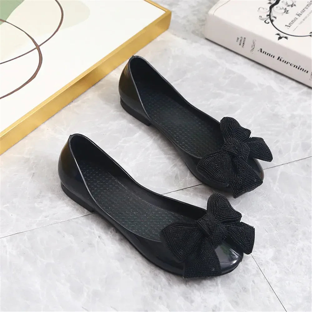 ✨ Women's Bow Tie Comfort Loafers – Anti-Skid Round Toe Slip-On Flats 🔷 أحذية نسائية مريحة بدون كعب – تصميم سهل اللبس مع فيونكة، نعل مطاطي مانع للانزلاق