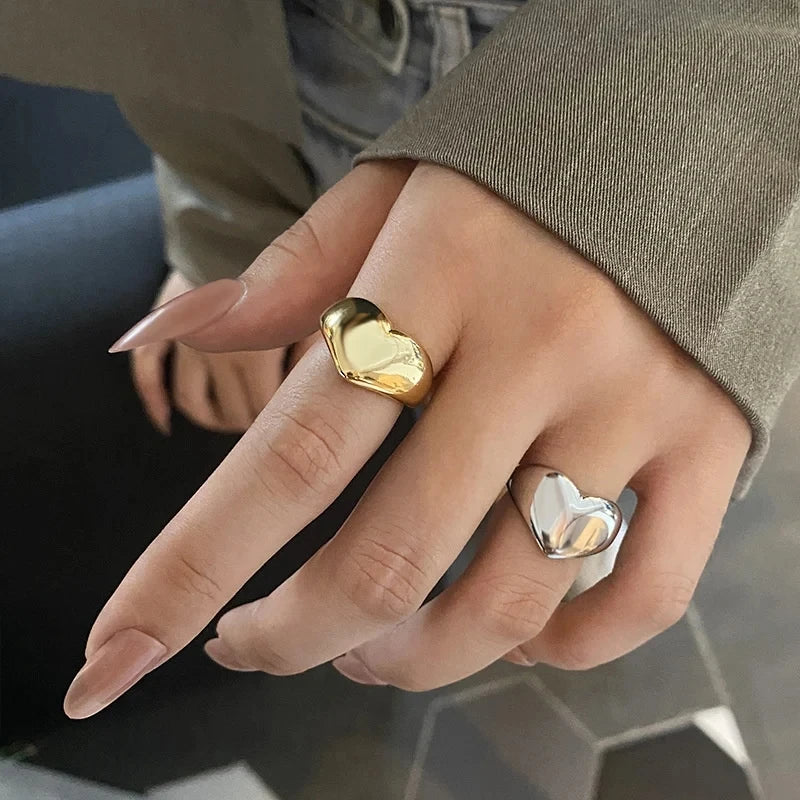 ✨ Stainless Steel Heart Ring – Smooth Metal Unisex Y2K Couple Jewelry 🔷 خاتم قلب معدني ناعم من الستانلس ستيل – تصميم عصري Y2K للرجال والنساء