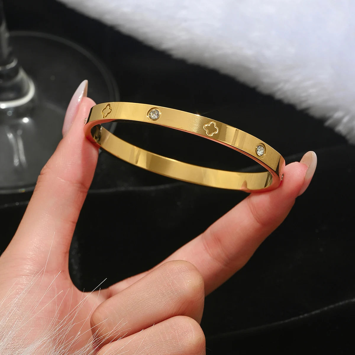 UILZ Stainless Steel Lucky Four-Leaf Clover Bracelet – Fashion Gold Nail Bangle for Women | سوار نسائي فاخر من الفولاذ المقاوم للصدأ بتصميم مشبك وحظ البرسيم – من UILZ بتصميم عصري ذهبي