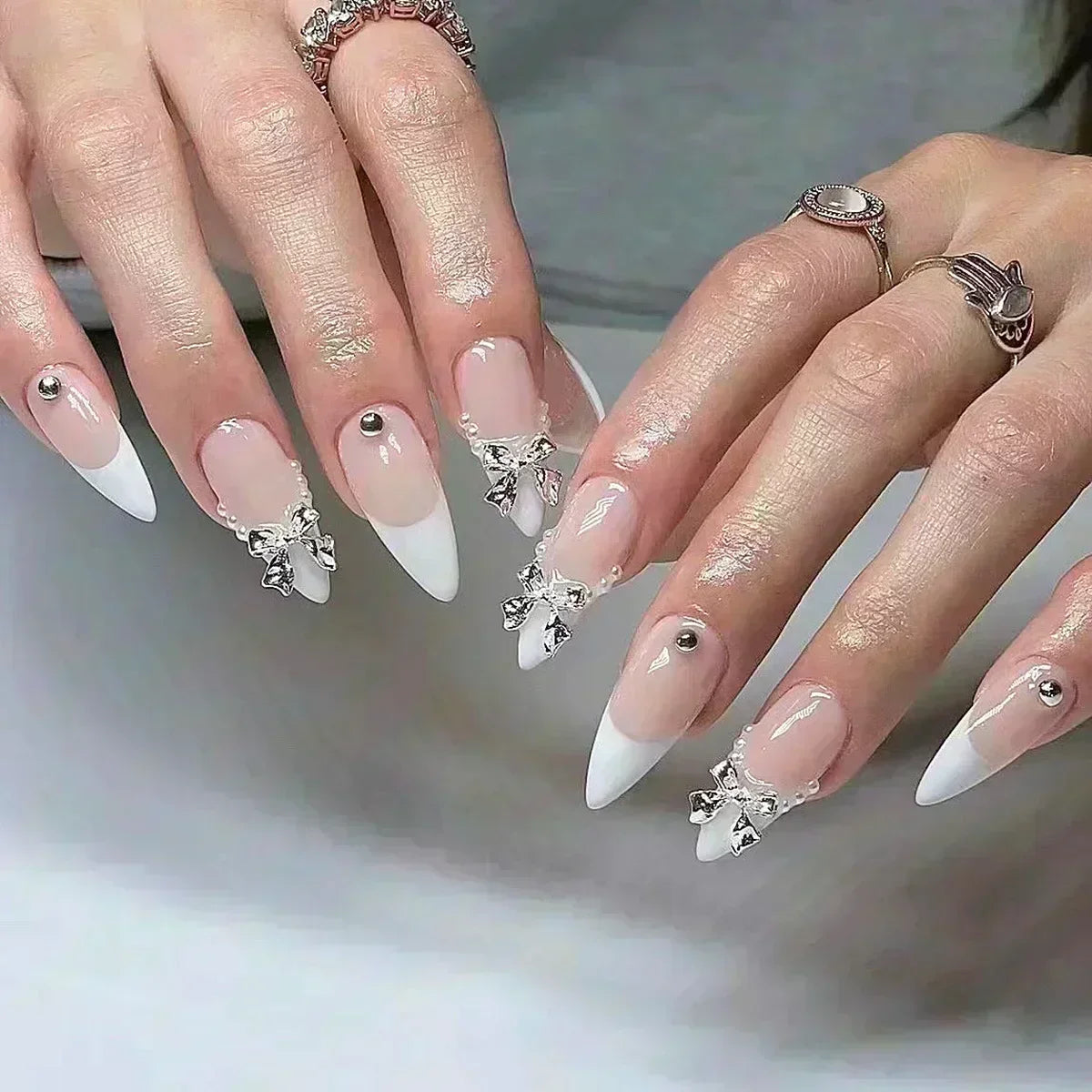 24 قطعة أظافر صناعية بشكل لوزي مع لاصق وديكور فضي – 24Pcs Almond Shape Fake Nails with Glue & Silver Bow Design