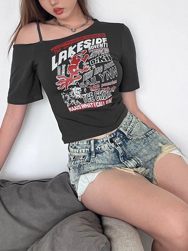🖤 Gothic Y2K Off-Shoulder Crop Top | توب نسائي قصير بستايل قوثيك وY2K – تصميم مكشوف الكتفين ورسومات جريئة لعشاق الأسلوب البديل