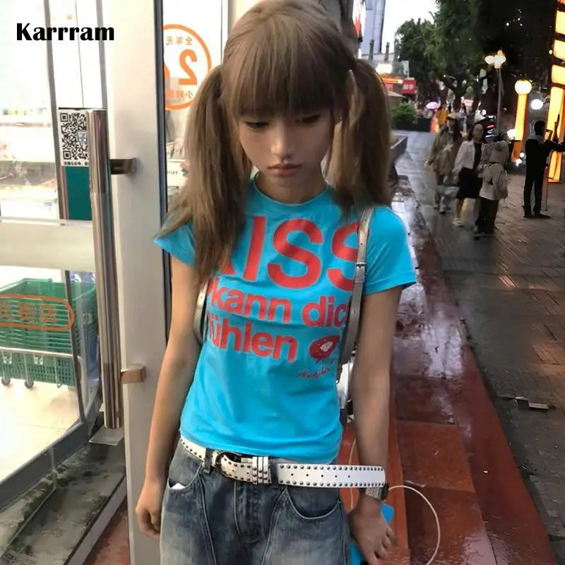 🖤 Karrram Y2K Retro Letter Crop Tee | تيشيرت نسائي قصير بستايل Y2K – تصميم حروف جريء مستوحى من التسعينات والموضة اليابانية