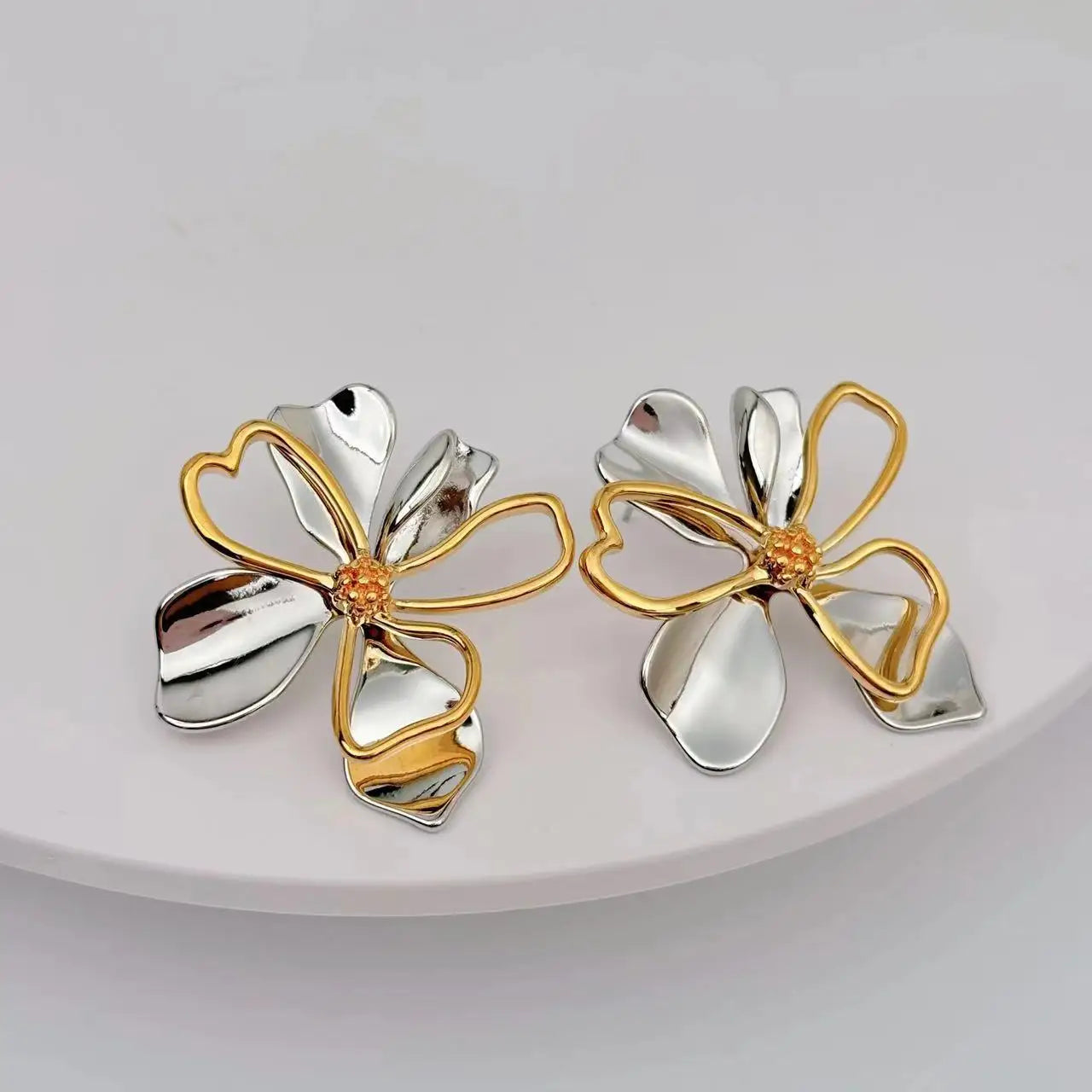 ✨ 18K Gold Plated Butterfly Stud Earrings – Waterproof Stainless Steel Charm Jewelry 🔷 أقراط ستد فراشة مطلية بالذهب عيار 18 – إكسسوار مقاوم للماء عالي الجودة من الستانلس ستيل