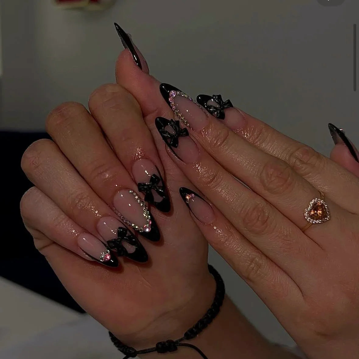 24 قطعة أظافر صناعية بشكل لوزي مع لاصق وديكور فضي – 24Pcs Almond Shape Fake Nails with Glue & Silver Bow Design