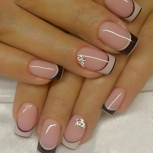 ✨ 24pcs Short Square Press-On Nails – White French Tips with Heart Design 🔷 طقم 24 ظفر صناعي قصير مربع – تصميم قلب أبيض وأطراف فرنسية للعروس