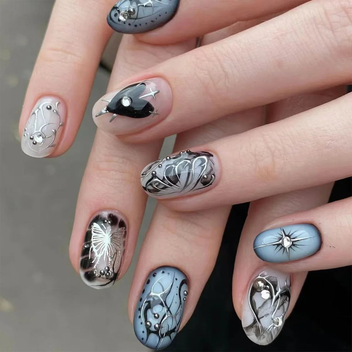 24 قطعة أظافر صناعية بشكل لوزي مع لاصق وديكور فضي – 24Pcs Almond Shape Fake Nails with Glue & Silver Bow Design