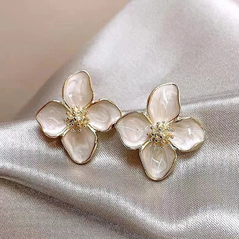 🌸 ZAKOL Elegant Flower Crystal Earrings | أقراط زهور راقية من زاكول – ستايل كوري ناعم للفتيات والنساء