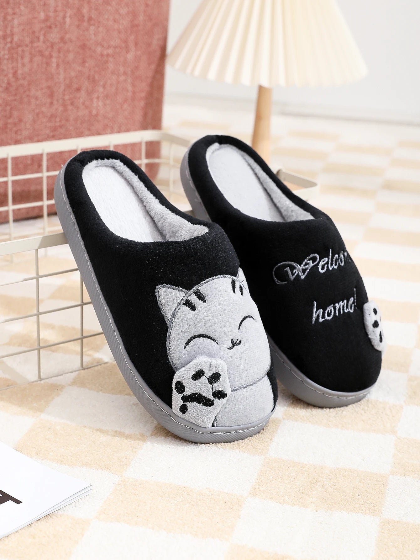 ✨ Winter Lucky Cat Cotton Slippers – Warm Thick Sole Indoor Shoes 🔷 شباشب قطنية شتوية بطبعة قطة الحظ – نعل سميك دافئ ومريح للمنزل للنساء