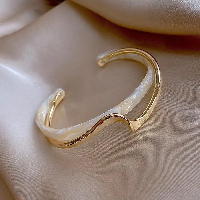 ✨ Gold-Plated Titanium Steel Bracelet with Inlaid Zircon 🔷 سوار من التيتانيوم ستيل مطلي بالذهب ومرصّع بالزركون – تصميم كلاسيكي بسيط للنساء