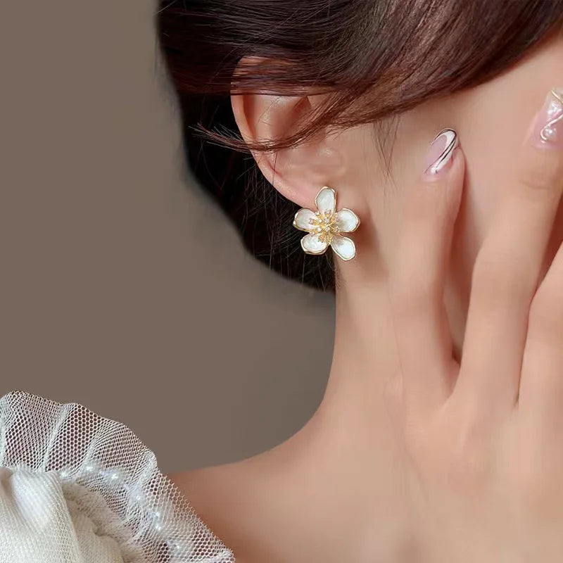 🌸 ZAKOL Elegant Flower Crystal Earrings | أقراط زهور راقية من زاكول – ستايل كوري ناعم للفتيات والنساء