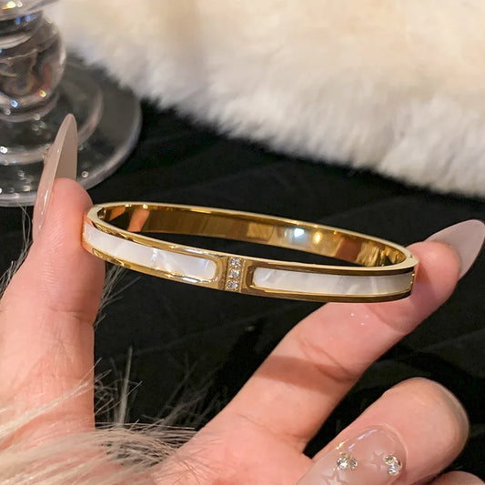 ✨ Gold-Plated Titanium Steel Bracelet with Inlaid Zircon 🔷 سوار من التيتانيوم ستيل مطلي بالذهب ومرصّع بالزركون – تصميم كلاسيكي بسيط للنساء