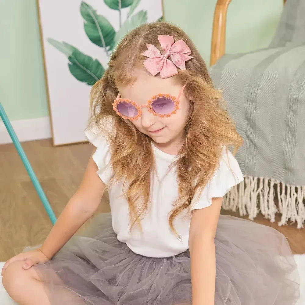 🌸 3Pcs Kids Retro Accessories Set – Cheer Bow Hairclips + Flower Sunglasses + Hairgrip | طقم إكسسوارات أطفال 3 قطع – فيونكات شعر + نظارات شمسية ريترو + مشبك بناتي
