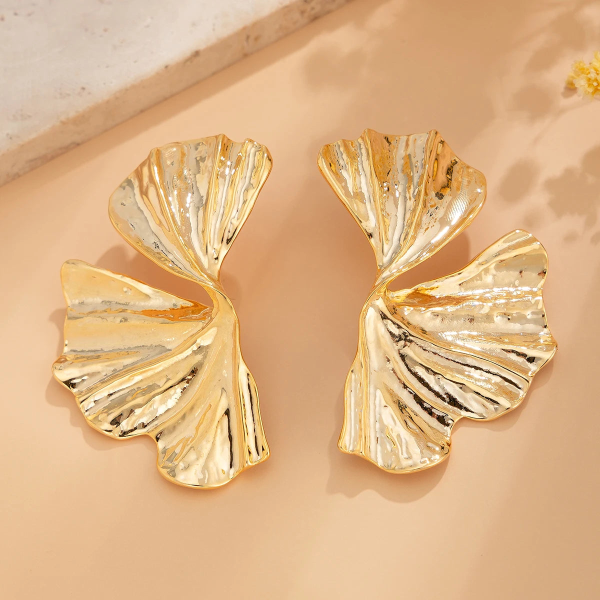 ✨ Ingemark Exaggerated Maple Leaf Stud Earrings – Punk Gold Geometric Petal Design 🔷 أقراط ورقة القيقب الكبيرة من إنجمارك – تصميم جريء هندسي باللون الذهبي بأسلوب البانك