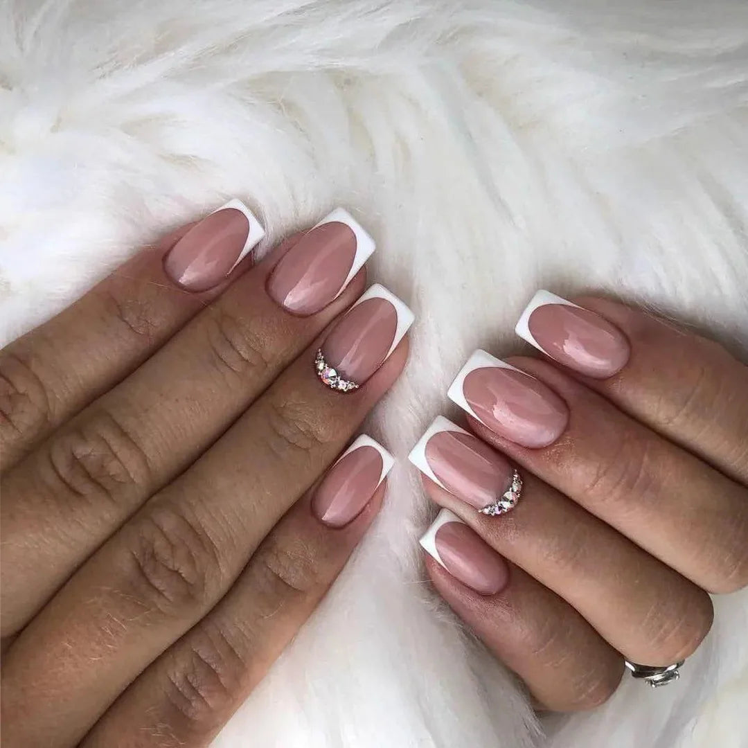 ✨ 24pcs Short Square Press-On Nails – White French Tips with Heart Design 🔷 طقم 24 ظفر صناعي قصير مربع – تصميم قلب أبيض وأطراف فرنسية للعروس