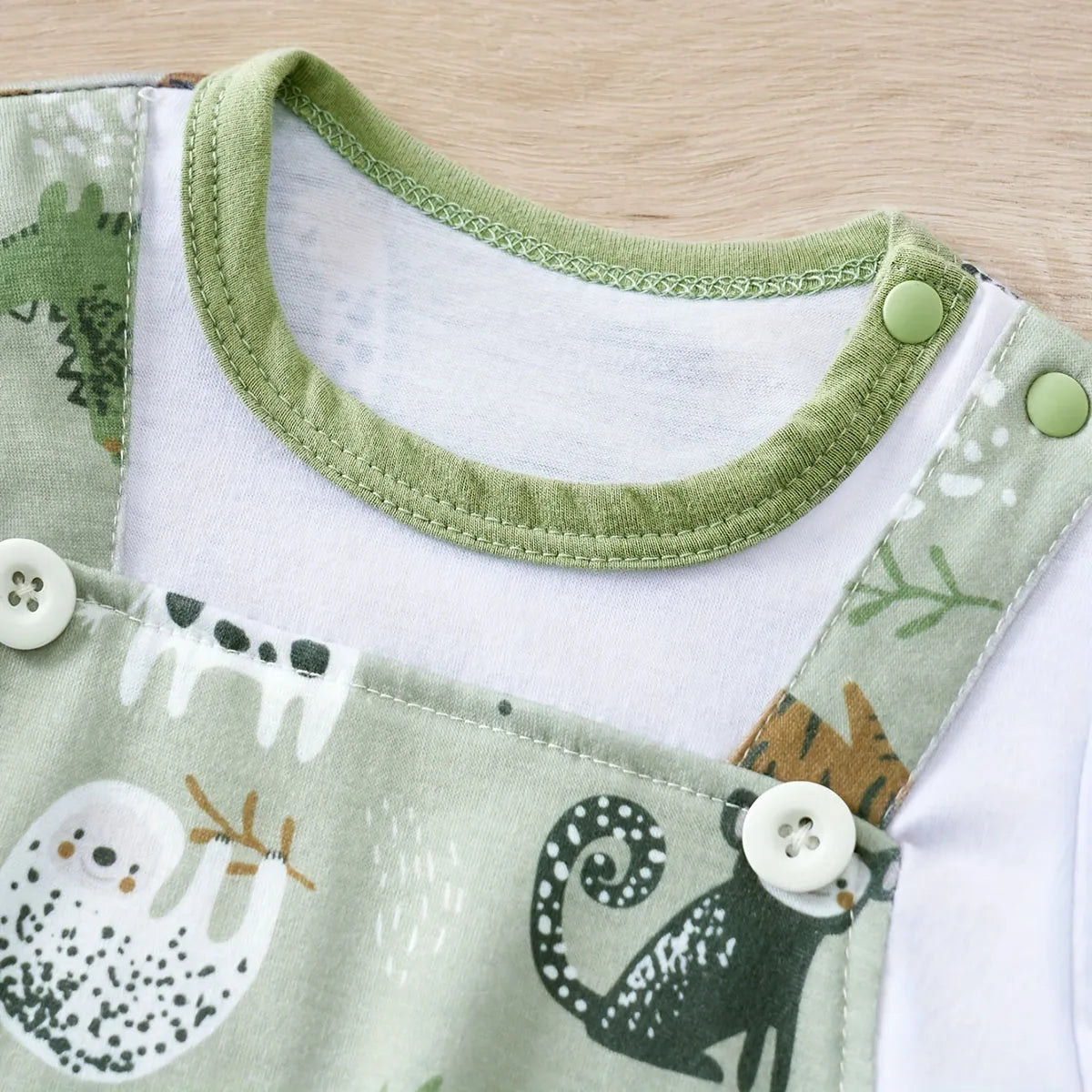 🦁 Infant Zoo Animal Print Romper – Faux 2-Piece Short Sleeve Baby Bodysuit | بادي سوت أطفال رضّع بطبعة حيوانات – قطعة واحدة بأكمام قصيرة بتصميم يشبه الطقم الثنائي