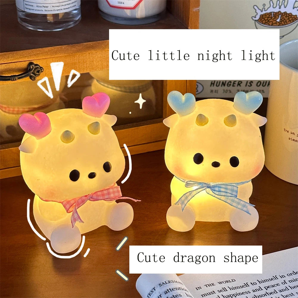 🔥 Cute Cartoon Dragon Night Light 🐉 – Creative Soft Glow Bedside Lamp for Kids | مصباح تنين كرتوني لطيف – إضاءة ناعمة وإبداعية لغرفة النوم للأطفال