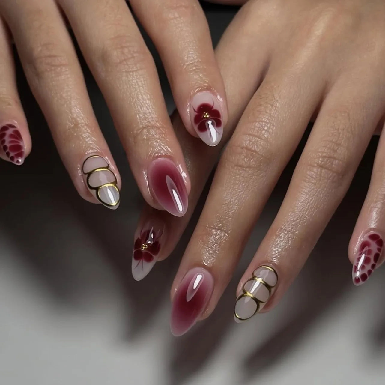 24 قطعة أظافر صناعية بشكل لوزي مع لاصق وديكور فضي – 24Pcs Almond Shape Fake Nails with Glue & Silver Bow Design