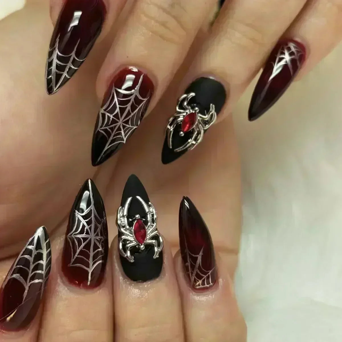 24 قطعة أظافر صناعية بشكل لوزي مع لاصق وديكور فضي – 24Pcs Almond Shape Fake Nails with Glue & Silver Bow Design