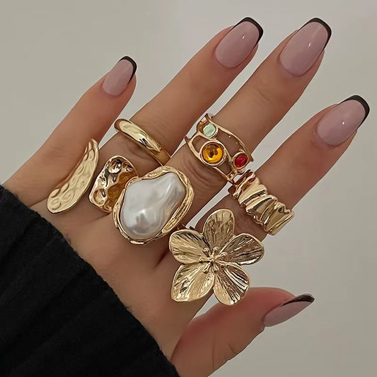 ✨ Baroque Floral Pearl Ring Set – 6pcs Open Retro Rings for Women 🔷 طقم خواتم باروكية بتصميم زهري ولؤلؤ صناعي – 6 خواتم مفتوحة أنيقة بإطلالة عتيقة للنساء