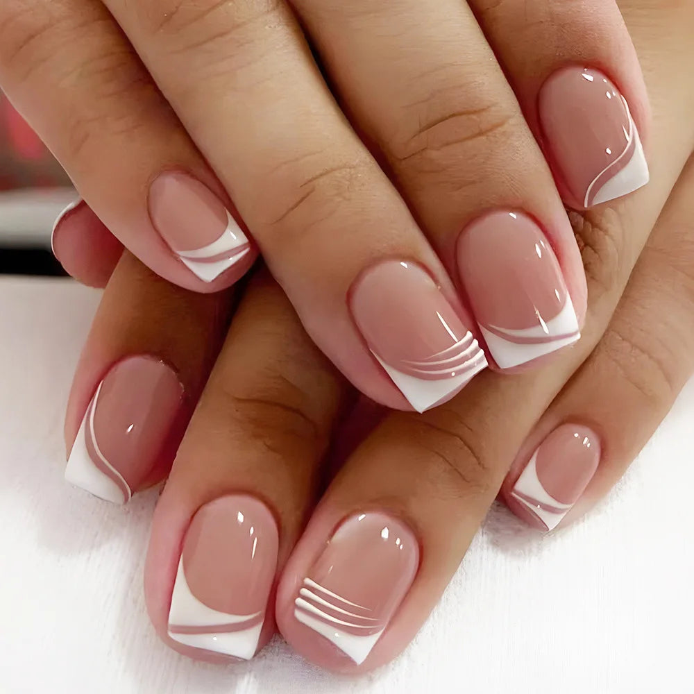✨ 24pcs Short Square Press-On Nails – White French Tips with Heart Design 🔷 طقم 24 ظفر صناعي قصير مربع – تصميم قلب أبيض وأطراف فرنسية للعروس