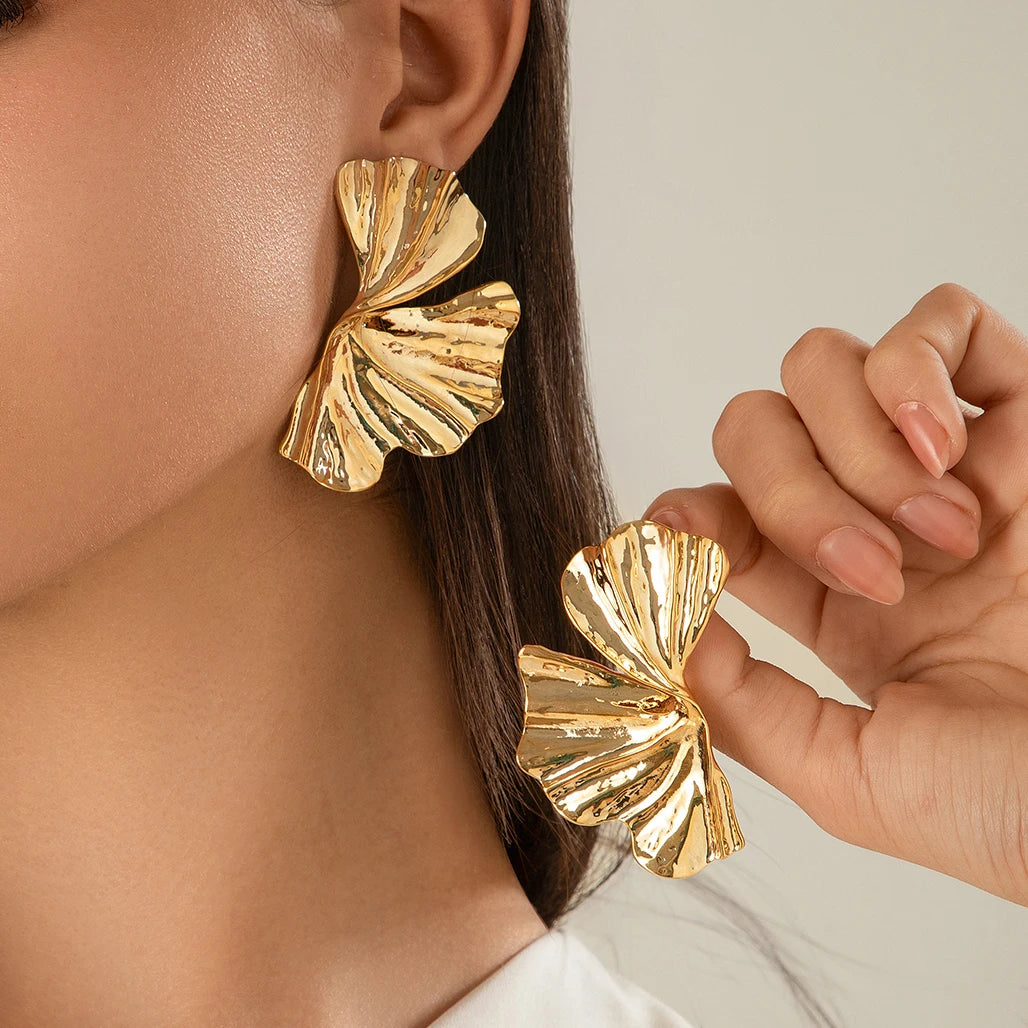 ✨ Ingemark Exaggerated Maple Leaf Stud Earrings – Punk Gold Geometric Petal Design 🔷 أقراط ورقة القيقب الكبيرة من إنجمارك – تصميم جريء هندسي باللون الذهبي بأسلوب البانك
