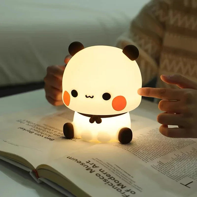 💡 Panda Pat LED Night Light 🐾 – Bubu & Dudu Cute Cartoon Lamp for Kids | مصباح باندا بلمسة يد LED – بوبو و دبدو كرتوني لطيف للأطفال
