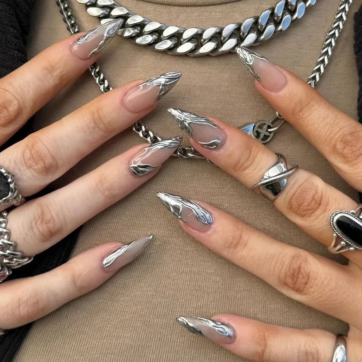 24 قطعة أظافر صناعية بشكل لوزي مع لاصق وديكور فضي – 24Pcs Almond Shape Fake Nails with Glue & Silver Bow Design