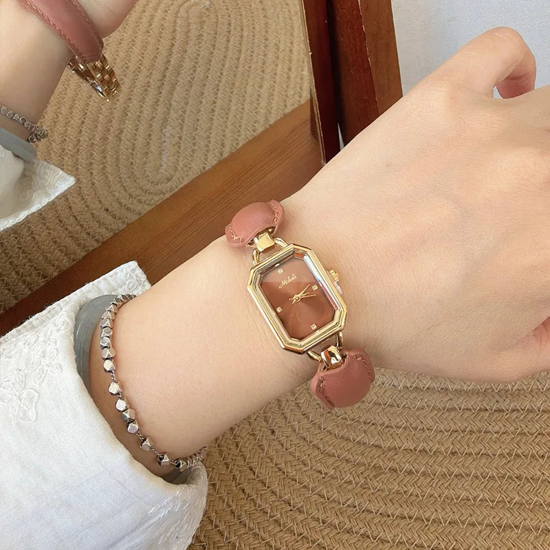 2026 New Luxury Red Lock Dial Women’s Watch – Quartz