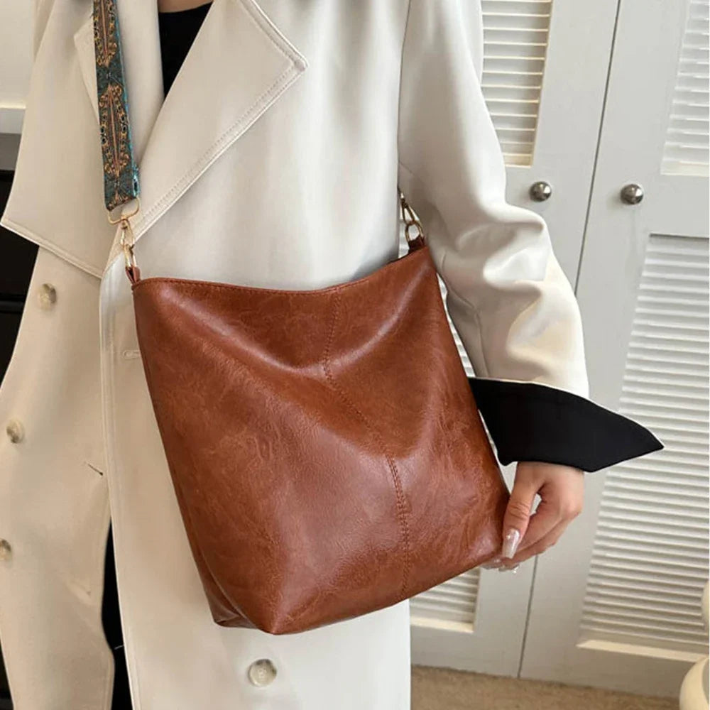 Women's retro large capacity Pu shoulder bag, fashionable crossbody bag, simple casual commuting bucket bag