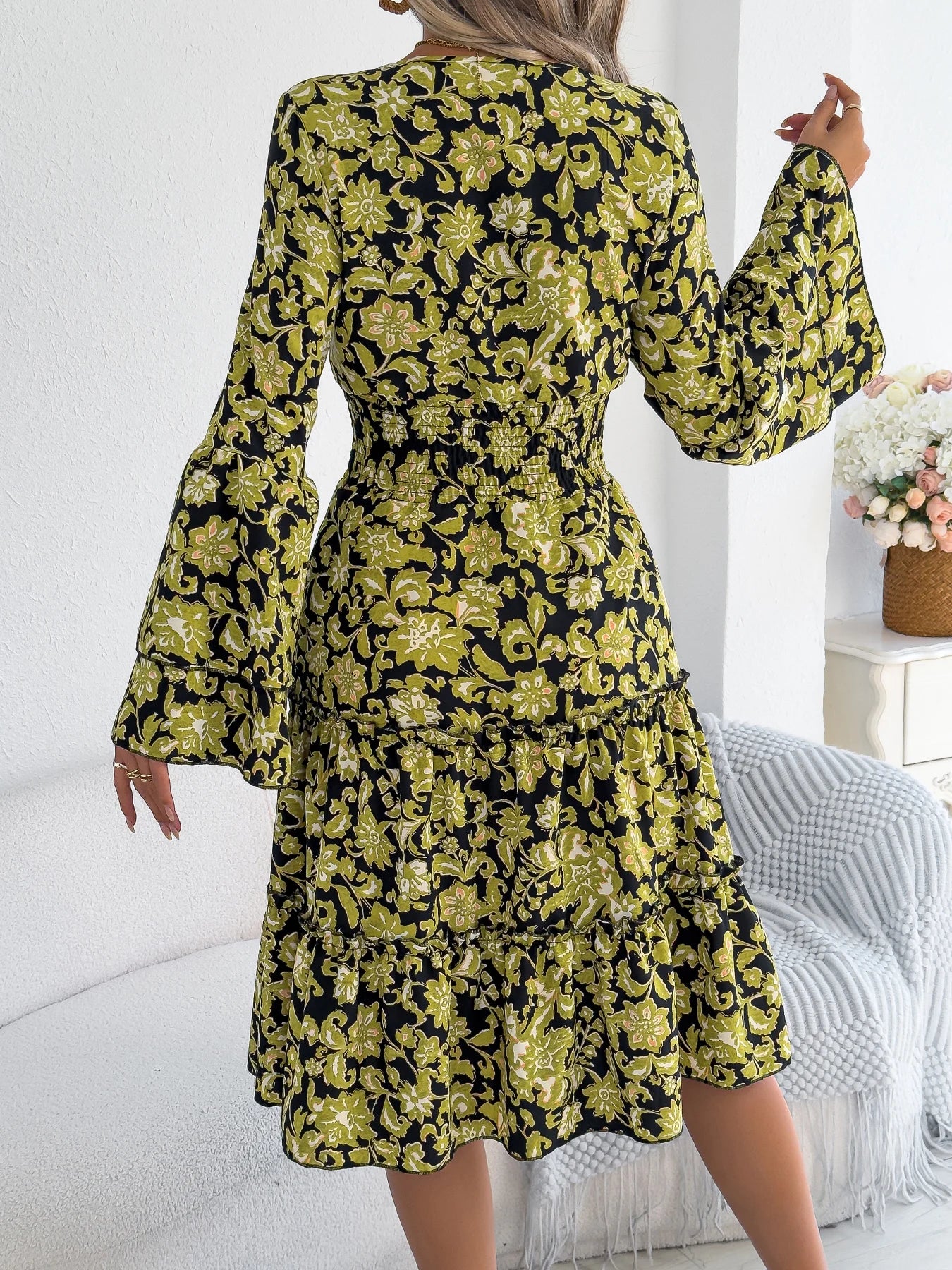 New Arrival Elegant V-Neck Contrast Floral Print Dress – Ruffled Flare Sleeve (Spring)