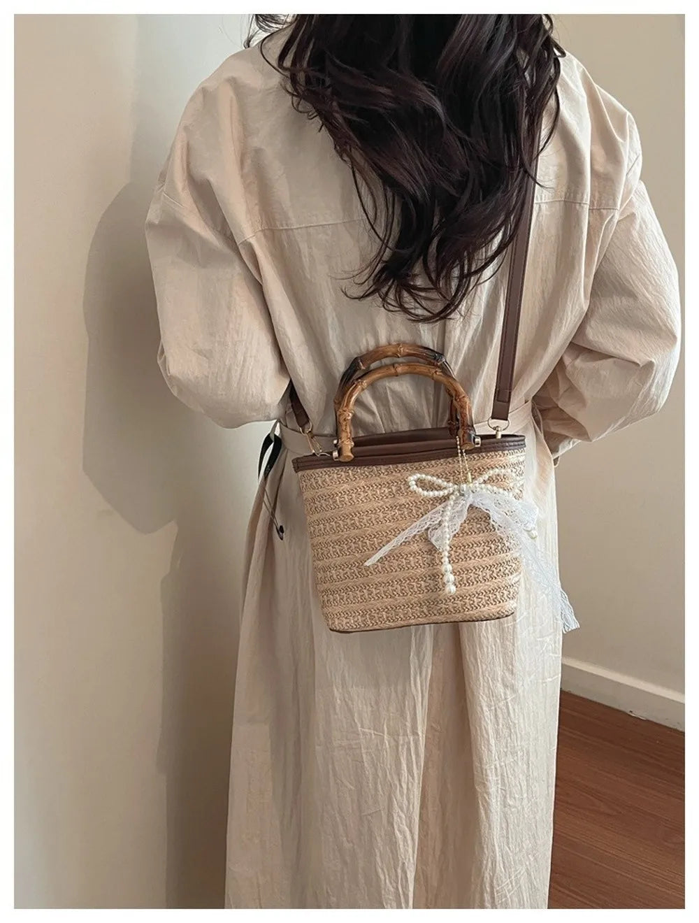 Fashion Wooden Handle Straw Shoulder Bag Bucket Retro Crossbody Bag Hand Knitted Bowknot Straw Beach Bag Beach