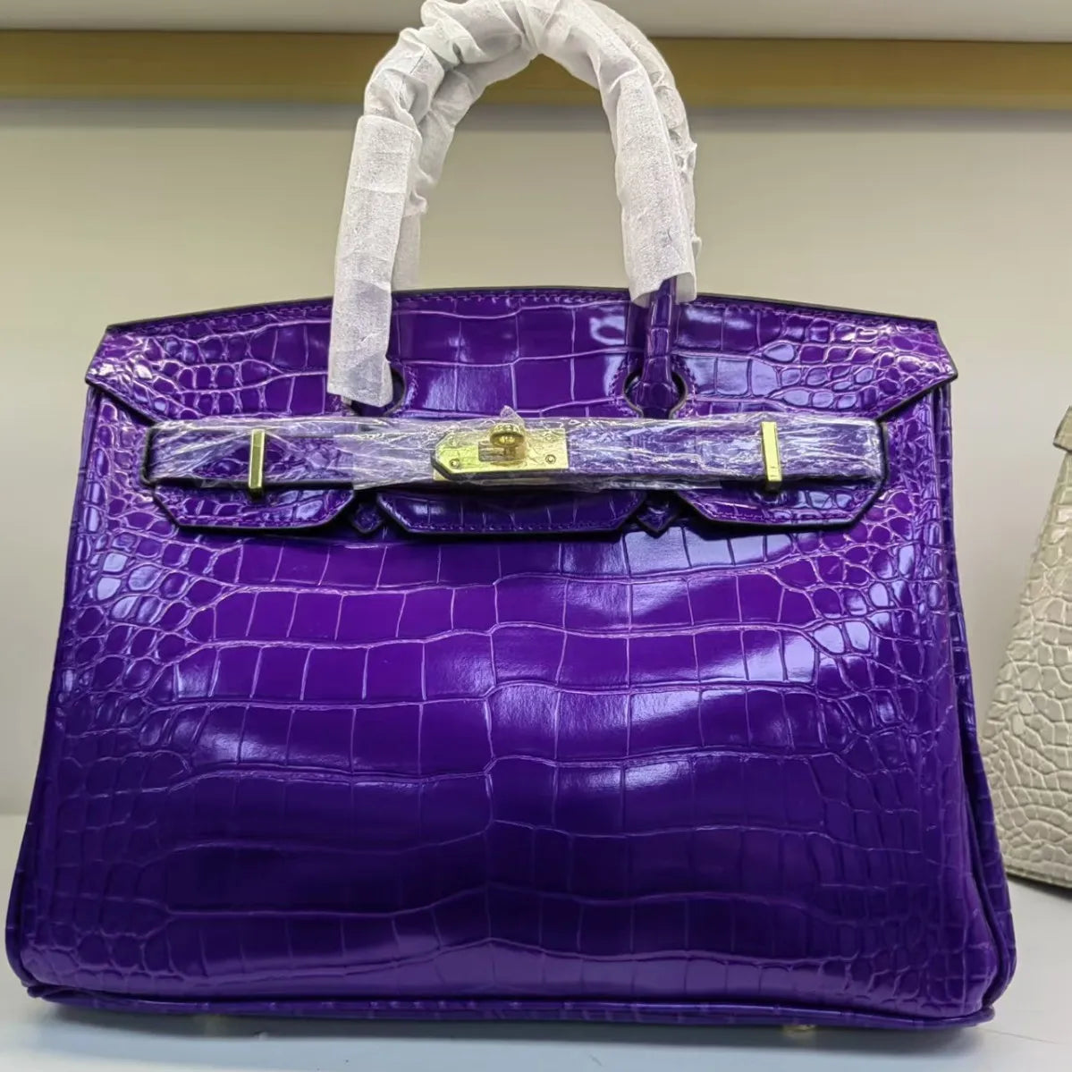 2026 New Model Crocodile Pattern Platinum Handbag – Gold Buckle
