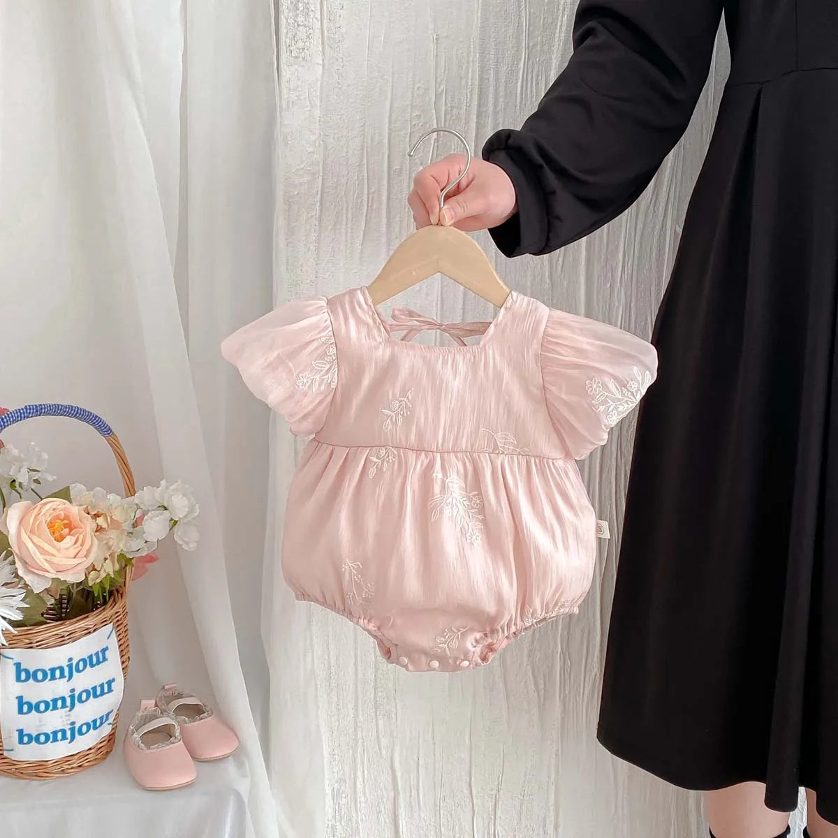 Summer new baby girl jumpsuit cute bubble sleeve embroidered cotton jumpsuit, comfortable children's clothing suitable for 0-2 y
