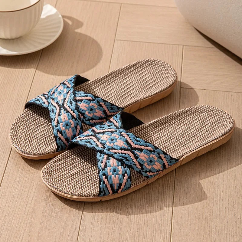Open-Toe Crossed Linen Slippers – Unisex Summer Indoor Sandals | شباشب صيفية مفتوحة من الكتان للرجال والنساء – تصميم متقاطع مريح للمنزل