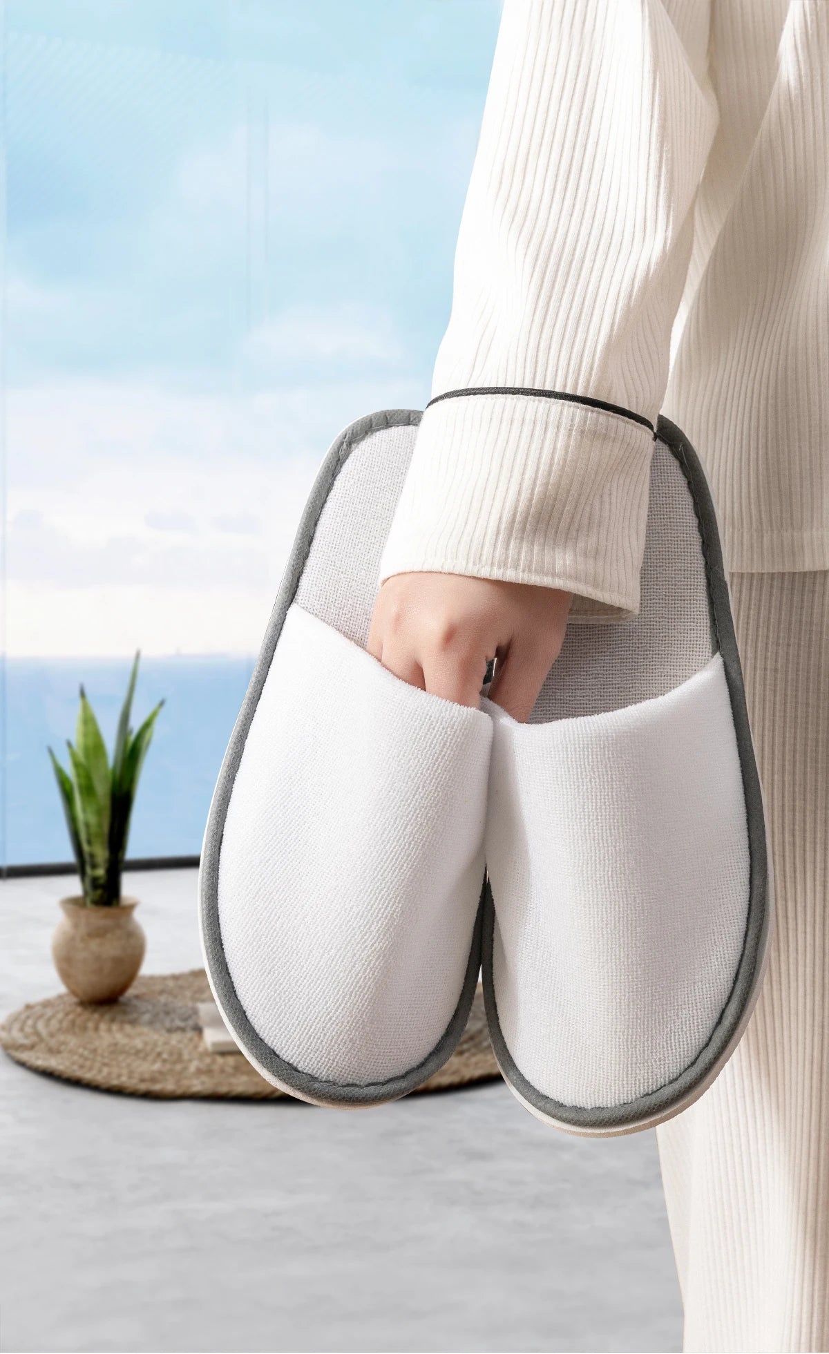 5-Pack Disposable Hotel Slippers – White, Closed-Toe, Non-Slip Bathroom Use | طقم 5 شباشب فندقية للاستعمال مرة واحدة – بيضاء، مغلقة من الأمام، مانعة للانزلاق