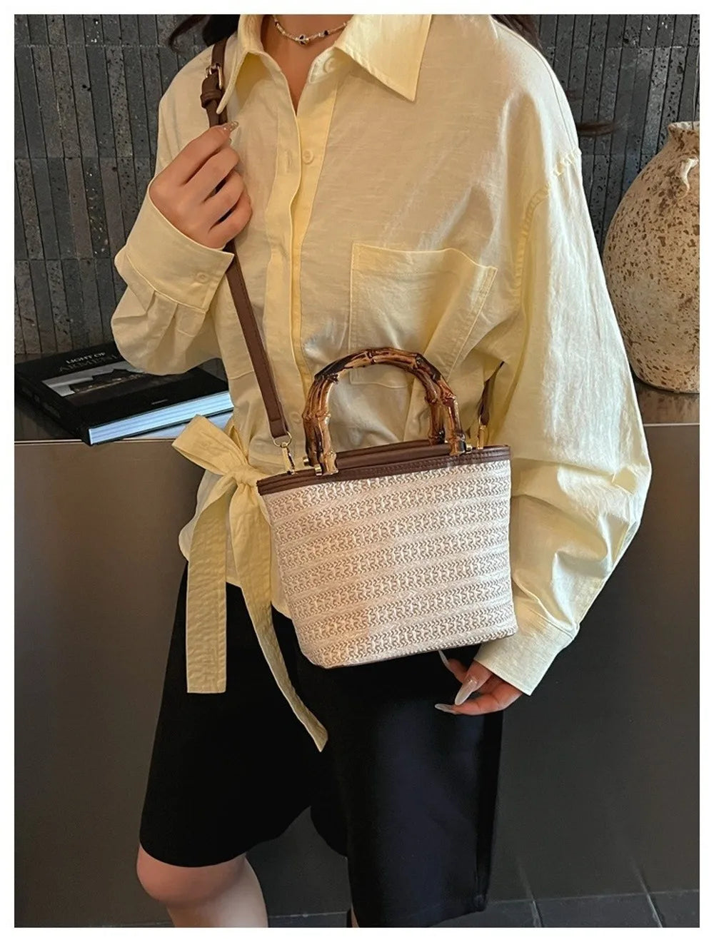 Fashion Wooden Handle Straw Shoulder Bag Bucket Retro Crossbody Bag Hand Knitted Bowknot Straw Beach Bag Beach